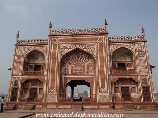 Sandstone gate, Tomb of Itimad-ud-Duala