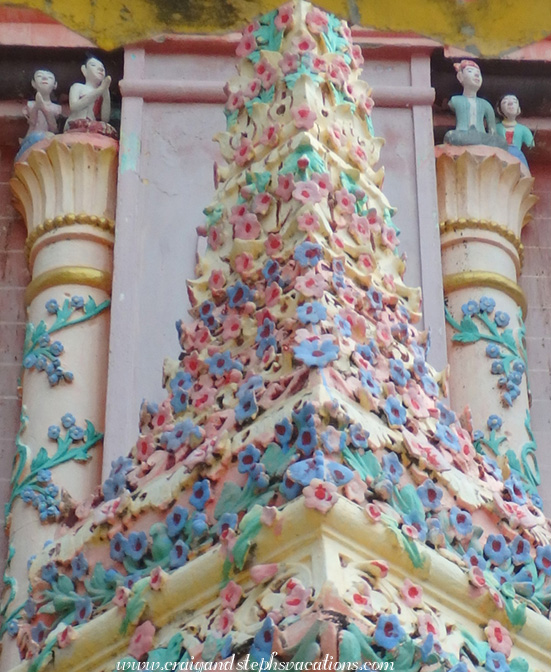 Frosting-like decorations on Thanboddhay Pagoda