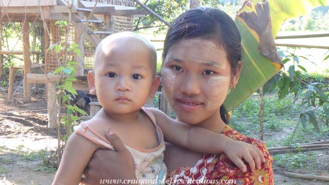 Mom and baby, Sa Pa Kyi Village