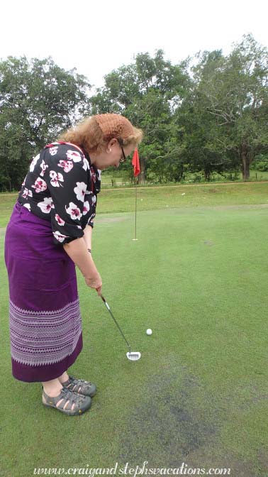 Steph putts at the 18th hole of Maw Laik