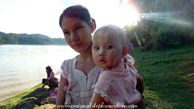 Mom and daughter, Tha Phan Seit Village