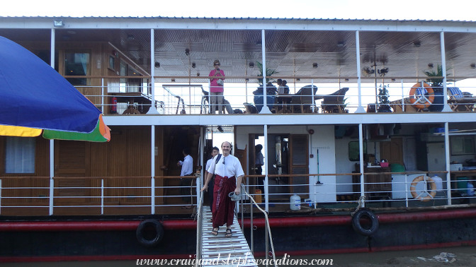 Disembarking (again) in Homalin