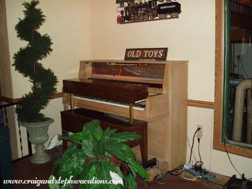 Air-fed upright piano, Organ Piper Pizza